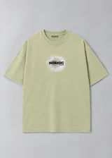 Remera oversize de color verde militar, de manga corta y corte holgado. Presenta un estampado frontal con texto y diseño gráfico abstracto en el centro del pecho, además de efecto acid wash o lavado vintage.