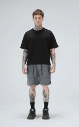 Bermuda técnica color gris carbón, confeccionada en poliéster liviano, con cintura elástica y cinco bolsillos cargo con solapa. Presenta detalles reflectivos y un cinturón con hebilla.