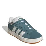 Championes urbanos Adidas Grand Court Alpha, color verde azulado con las icónicas tres rayas laterales en blanco. Presentan una silueta clásica con capellada de material sintético, lengüeta acolchada y suela de goma en tono crema con base color caramelo.