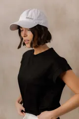 Gorra estilo baseball de algodón con efecto lavado en tono tostado y detalle de logo Peach metálico en el frente. Cuenta con visera curva y diseño regulable.