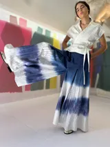 Falda pantalón de lino y algodón con detalle de broderie y tablas centrales. El teñido artesanal le brinda un color único contrastando con el blanco de base.