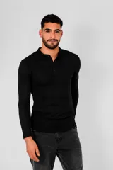 Remera de manga larga color negro, confeccionada en algodón, con cuello redondo y cierre frontal parcial con botones.