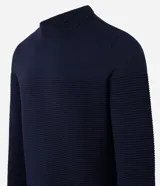 Suéter de punto para hombre en color azul marino, con cuello redondo y textura acanalada en el pecho y las mangas. Diseñado por Marfinno.