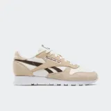 Championes Reebok Classic Leather color crema, beige y marrón. Confeccionados en cuero y gamuza con suela de goma.