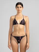 Top de bikini negro con estampado de cadenas rosas.