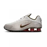 Championes Nike Shox R4, color negro y plateado, con diseño aerodinámico y sistema de amortiguación de columnas Shox en el talón.