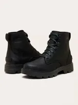 Bota Sorel Revel Rd Boot Lace de cuero negro, estilo informal con cordones, suela de caucho EVERTREAD™ moldeada y construcción impermeable con costuras selladas.