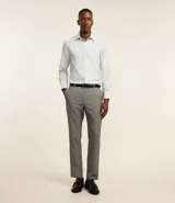 Camisa de corte regular confeccionada en microfibra, con cuello inglés, manga larga y cierre frontal abotonado.