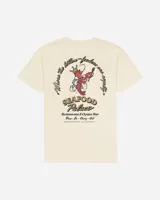 Remera blanca con estampa frontal pequeña inspirada en un restaurante de mariscos y estampa grande en la espalda.