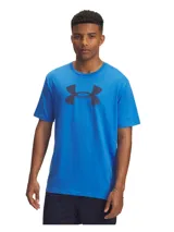 Remera de manga corta Under Armour, color azul, con cuello redondo acanalado y logo grande reflectante en el pecho.