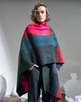 Ruana confeccionada en lana merino afieltrada, con diseño geométrico multicolor inspirado en los cultivos del campo.