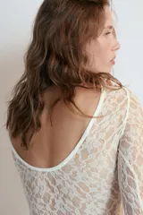 Body de encaje color marrón, con cuello redondo, manga larga y espalda descubierta.