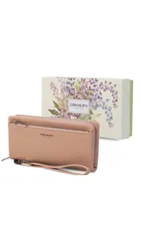 Billetera de mujer color beige, confeccionada en símil cuero con textura granulada. Cuenta con un bolsillo frontal con cierre, correa de mano extraíble y cierre principal perimetral. Incluye compartimentos internos para tarjetas y billetes.