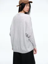 Sweater tejido de color marrón oscuro, con cuello a la base, mangas largas y silueta holgada de calce relajado.