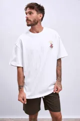 Remera blanca de corte holgado con estampado pequeño en el pecho.