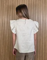 Musculosa de lino color marrón con mangas con volantes y cuello redondo.
