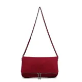 Cartera bandolera de gamuza color bordó con solapa frontal y detalle de cierre con doble tirador metálico. Cuenta con una correa larga combinada de cadena metálica y tira de gamuza entrelazada.