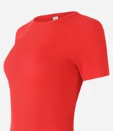 Blusa básica de manga corta y cuello redondo, confeccionada en viscosa texturizada de canalé con elastano y detalle de terminación ondulada en el bajo.