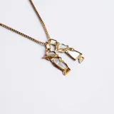 Collar de cadena fina de oro 18k con dos dijes colgantes de diseño figurativo, elaborados en oro 18k con incrustaciones de nácar.