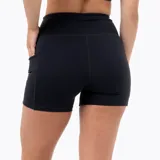 Short deportivo tipo biker de tiro alto, color negro, con bolsillos laterales y logo de la marca Merrell estampado en el lateral. Confeccionado en tejido técnico elástico con acabado suave al tacto y tecnología de secado rápido.
