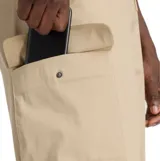 Pantalon cargo tipo jogger color beige, con cintura elástica, bolsillos laterales funcionales y puños elásticos en los tobillos.