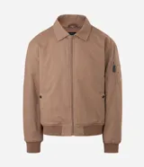 Campera bomber de sarga color tostado con cuello desmontable de pelo sintético oscuro. Presenta cierre frontal de cremallera, puños y cintura acanalados, y bolsillos laterales.