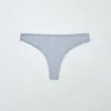 Braga brasileña gris con borde de encaje.