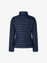 Campera acolchada Save The Duck modelo Carly, color verde militar, confeccionada en nylon y rellena con Plumtech. Cuenta con cuello alto, cierre bidireccional, bolsillos laterales con cierre y logo redondo de goma en la manga izquierda.