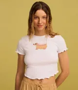 Remera de algodón, modelo baby look, color blanco, con mangas cortas, cuello redondo, estampa de perrito "special delivery" y bordes ondulados.