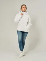 Campera ligera acolchada de la marca Tommy Hilfiger, con diseño de costuras en diagonal. Presenta cuello alto con capucha ajustable mediante cordones, cierre frontal de cremallera y dos bolsillos laterales también con cierre.