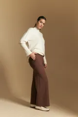 Pantalón de punto de corte ancho y fluido, con cintura elástica y diseño relajado.