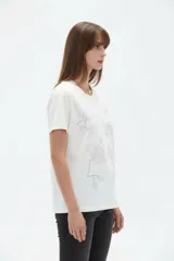 Remera de manga corta y cuello redondo de algodón, con diseño holgado y detalle de estampado floral con relieve.
