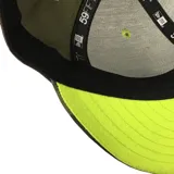 Gorro New Era 59Fifty del equipo de baloncesto Chicago Bulls, color gris con visera azul y logo del equipo bordado en azul en el frente.