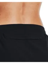 Short deportivo Under Armour modelo Fly By Elite 5, color negro con ribetes blancos. Cuenta con cintura elástica, paneles de malla laterales para mayor ventilación y bajo cruzado.