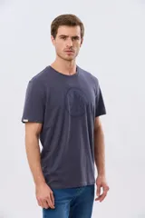 Remera de manga corta con estampa central tono sobre tono de inspiración vintage, cuello redondo y corte clásico.