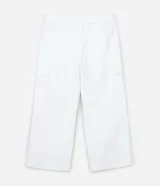 Pantalón wide leg de sarga blanca, con cintura ajustable, bolsillos cargo laterales y cinturón incorporado con hebilla metálica.