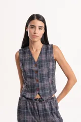 Chaleco de diseño sastrero con estampado de cuadros en tonos gris y naranja. Presenta escote en V, cierre frontal con botones y corte entallado.