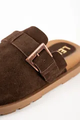 Zueco marrón de gamuza con suela de goma.