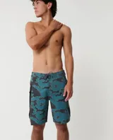 Short de baño con estampado de camuflaje en tonos verde y negro, de secado rápido y diseño cómodo ideal para surf.