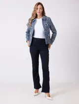 Chaqueta de tweed azul con cuello a la base, abertura central y bolsillos delanteros. Presenta detalles de denim en los bolsillos y puños, con botones perlados. Terminación desflecada y forro interno.