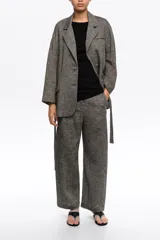 Blazer sastrero cruzado confeccionado en mezcla de algodón y lino, color gris. Presenta cierre frontal con botones, escote con solapas, mangas largas rectas, bolsillos con tapa y bolsillo de vivo en el pecho, acompañado de un cinturón de tejido para ajustar la silueta.
