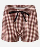 Pijama corto de dos piezas confeccionado en algodón, compuesto por una remera blanca de manga corta con cuello redondo y estampa localizada de Mafalda en el frente, y un short con cintura elástica y estampado de cuadros en tonos marrones y blancos.