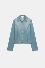 Camisa entallada de denim color celeste, con cuello solapa y cierre frontal con cremallera metálica, de manga larga.