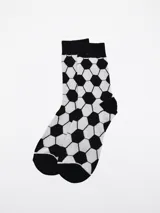Medias de caña media con diseño de patrón geométrico que simula un balón de fútbol en blanco y negro.