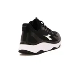 Championes deportivos Diadora modelo Delta, color negro con suela blanca gruesa y logo Diadora blanco en el lateral.