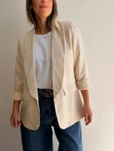 Blazer sastrero de diseño clásico con solapas frontales, completamente forrado, de corte recto y mangas largas con puños vueltos.