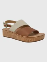 Sandalia de plataforma con suela de corcho, capellada combinada en cuero color marrón y tela color beige, con tira trasera ajustable mediante hebilla metálica.