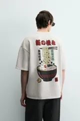 Sudadera gris de corte relaxed fit, cuello redondo y manga corta. Presenta un estampado en el pecho con la frase "Tokyo Kitchen" en un óvalo rojo con palillos.