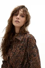 Camisa de pana de algodón con estampado floral estilo boho, cuello camisero clásico, mangas largas y botones forrados al tono.