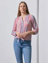 Camisa de gasa estampada, marca Zac & Rachel. Cuello a la base, escote en V y abertura central con botones. Delantera con bolsillo aplicado. Largo de manga regulable con presilla y botón. Terminación opcional de nudo en ruedo.